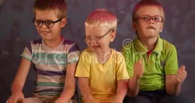 有趣的孩子，戴眼镜的兄弟在家一起玩。 <strong>儿童</strong>为视障<strong>儿童</strong>上学。 男孩心情很好